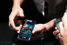 motorola-droid-razr-photo-engadget-21